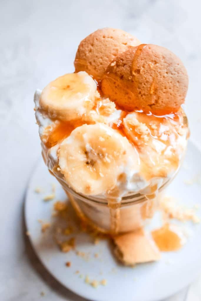 Easy, no-bake, vegan Mason Jar Banana Pudding makes perfect individual dessert! It’s made with instant pudding for quick and easy prep. #bananapudding #vegandessert #easydessert