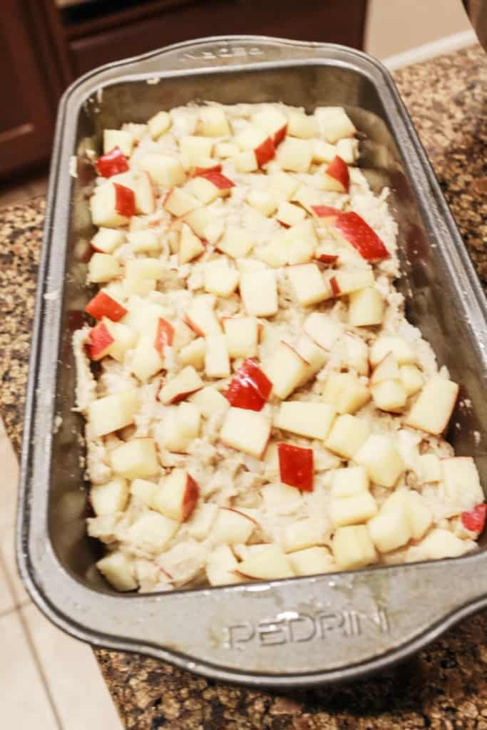 Make this warm and delicious vegan Apple Pie Bread that you can enjoy for breakfast or as a healthy dessert. It’s quick and easy to make, refined-sugar free, and has a gluten-free option! #applebread #vegandessert #applepiebread