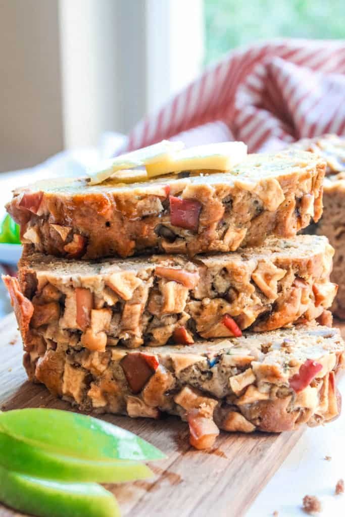 Make this warm and delicious vegan Apple Pie Bread that you can enjoy for breakfast or as a healthy dessert. It’s quick and easy to make, refined-sugar free, and has a gluten-free option! #applebread #vegandessert #applepiebread