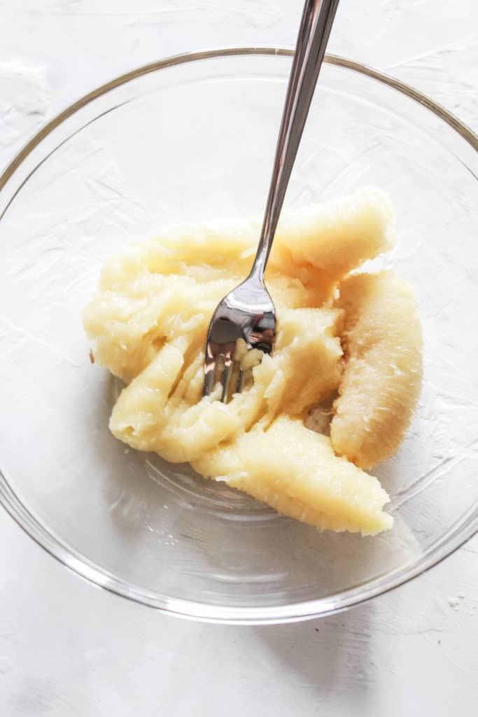 Healthy and easy banana bread recipe made without flour! It’s soft, moist, sweet, and full of banana flavor! #bananabread #vegan #easyrecipe