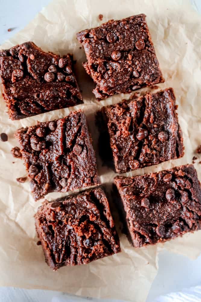 These vegan pumpkin brownies are made with chickpeas and have zero flour! It’s an easy, low calorie, and healthy dessert idea for any day! #brownie #chickpea #healthyrecipe #vegan